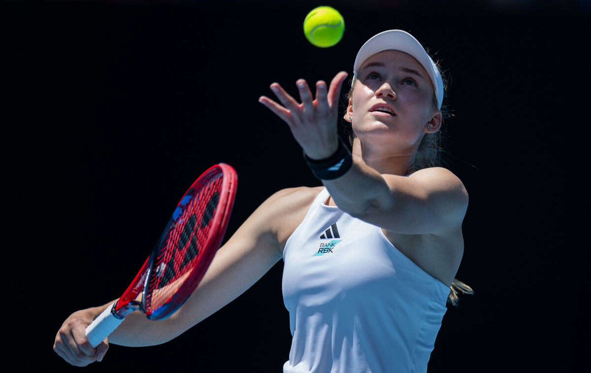     Елена Рыбакина в матче против Иги Швентек. Фото: Hu JingChen/XinHua/ Global Look Press