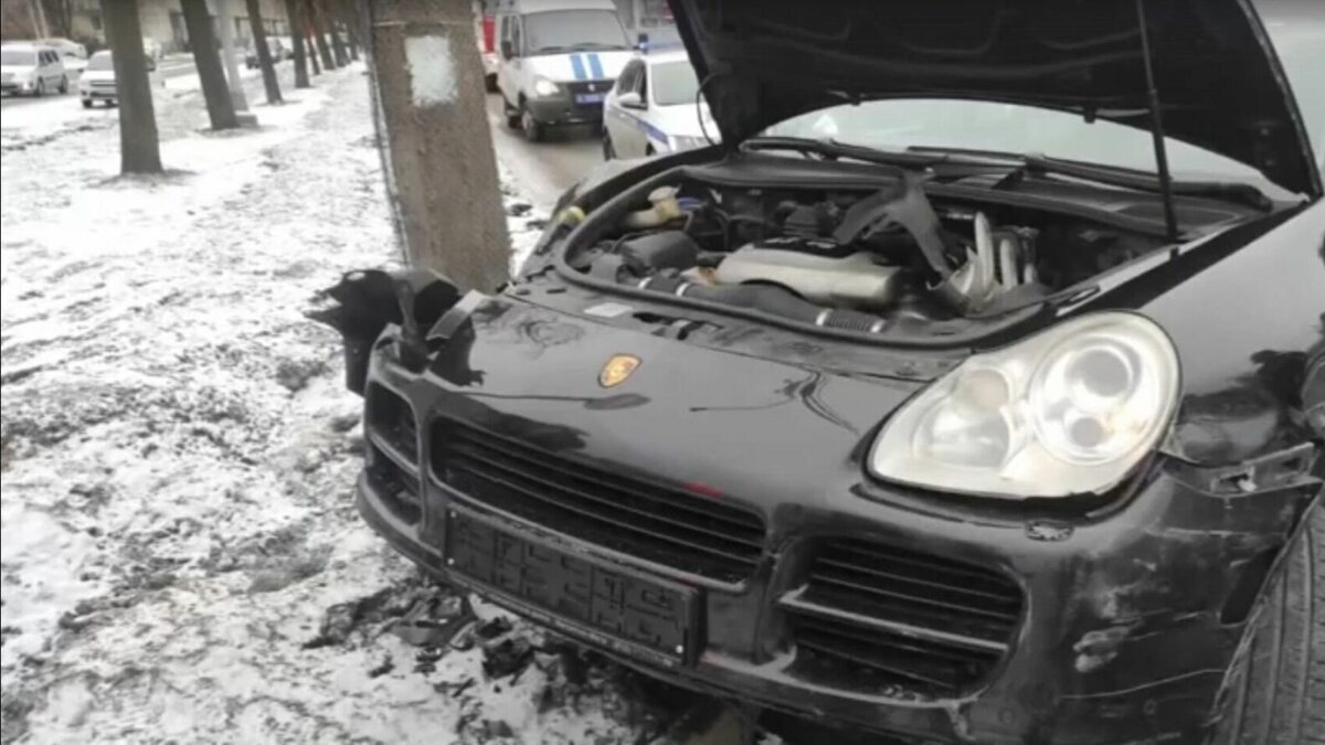     С Санкт-Петербурге пьяный водитель на Porsche Cayenne пытался уйти от полицейской погони (ВИДЕО). Попутно нарушитель устроил серию ДТП, повредив девять автомобилей. Не обошлось без пострадавших.