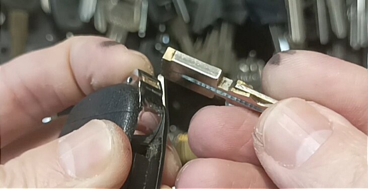 Обломился в месте крепления. 