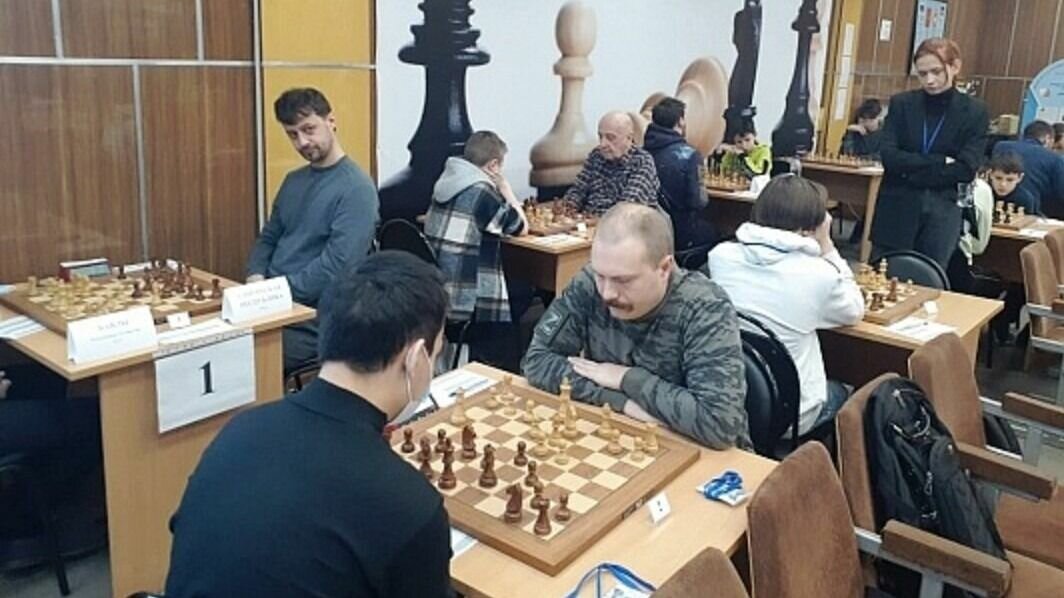     Сборная Удмуртии по шахматам впервые за много лет добилась права участвовать в высшей лиге командного чемпионата России. Путевка в элиту была завоевана по результатам успешного выступления в командном чемпионате Приволжского федерального округа, где наши земляки разделили 1-3 места.