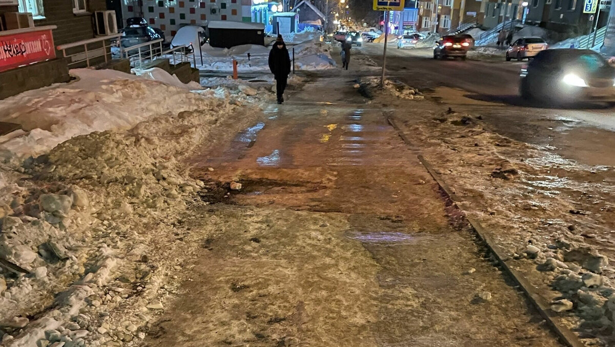     Жители Ижевска в соцсетях раскритиковали работу городских властей и коммунальных служб по уборке снега на дорогах и особенно тротуарах. Поводом для критики послужил рейд главы столицы Удмуртии Олега Бекмеметьева по Первомайскому району.