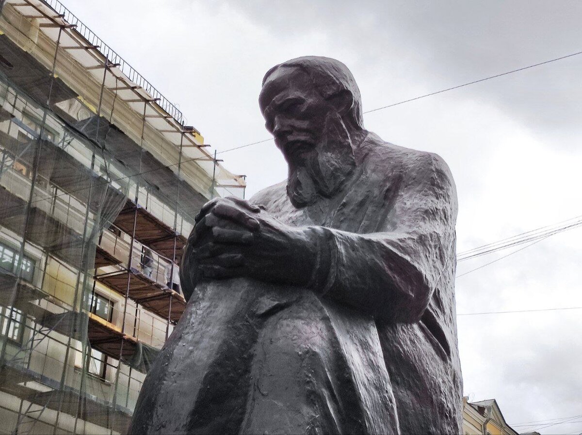 Памятник Федору Михайловичу Достоевскому в Санкт-Петербурге. Источник — dzen.ru/pa_myatnik