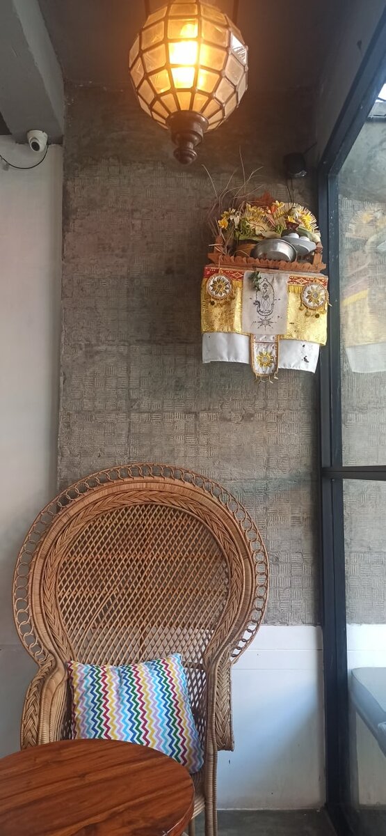 Под потолком традиционный балийский алтарь ресторана