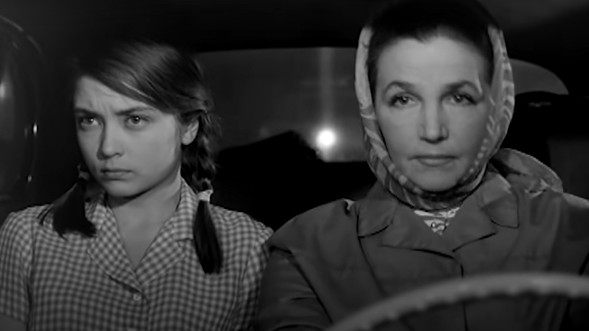 Кадр из фильма "Люди и звери". Недовольная спросонья Таня - Жанна Болотова, Анна Андреевна - Тамара Макарова.