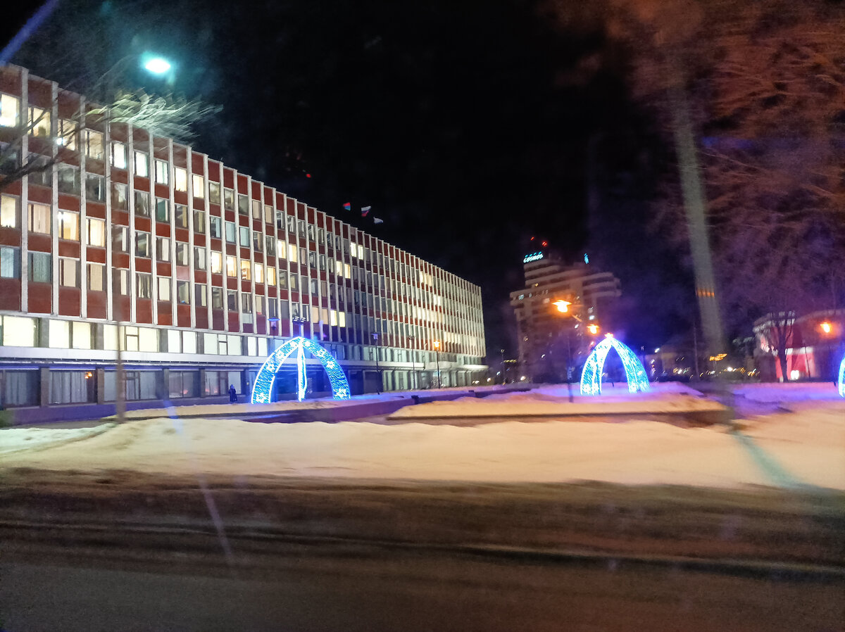 Едем после спектакля, наша мэрия