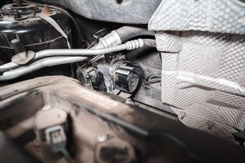 Блок АБС находится возле правого амортизатора