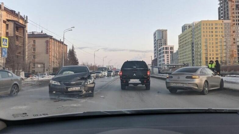     В областной столице на улице Харьковской столкнулись дорогой «Мерседес» и «Тойота». По данным подписчика сервиса 2ГИС, всё произошло 16 февраля около 18:00. Небольшие травмы получил водитель «Тойота».