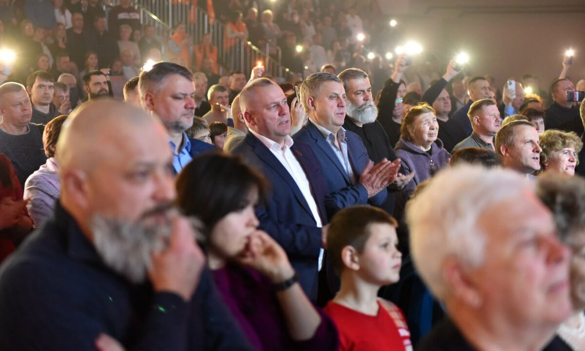    Сходил в кино, послушал «Любэ», сыграл в хоккей — как Богомаз провел неделю Евгений Антюхов