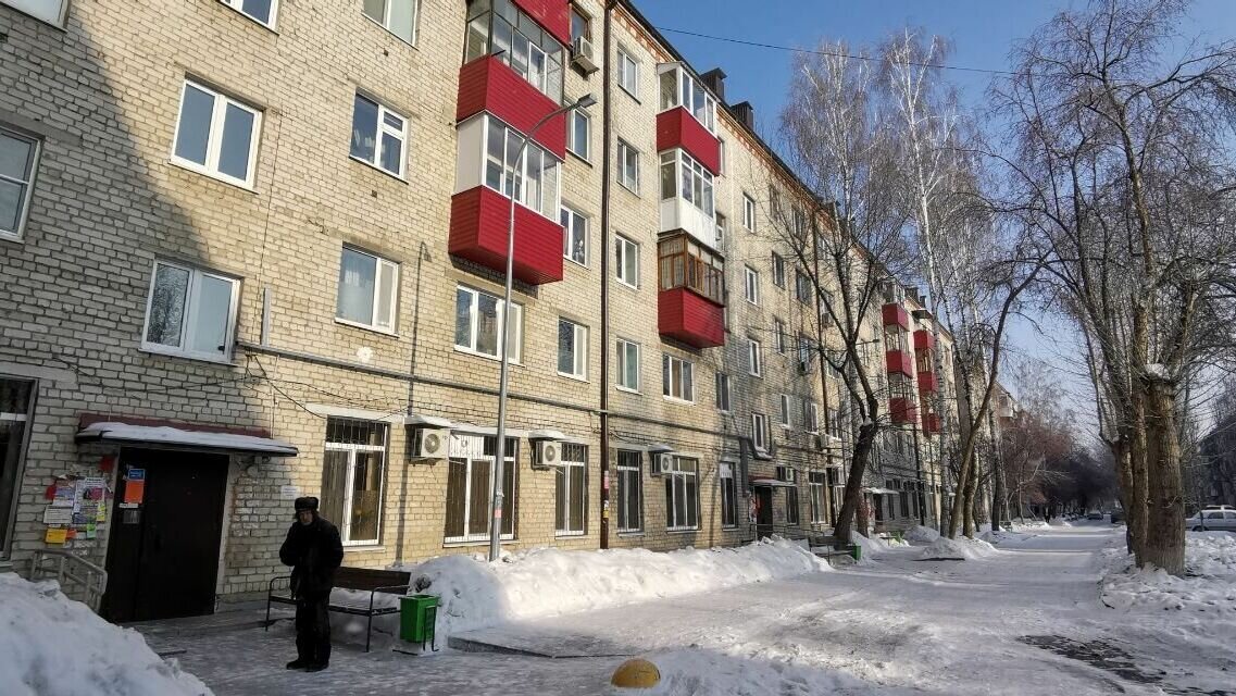     Массовое убийство произошло накануне вечером в Тюмени в одной из квартир в доме на улице Тульской. Погибли пожилая женщина и мужчина 1987 года рождения.
