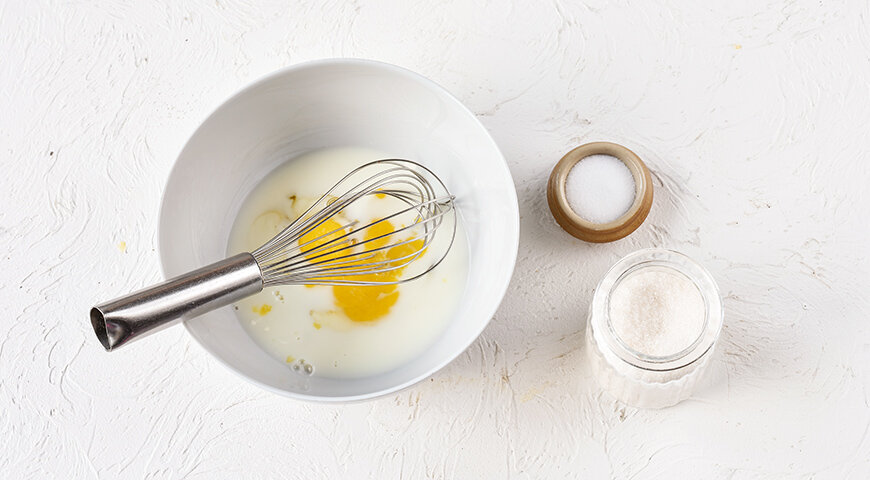 1. Смешайте венчиком в емкости яйца, молоко, сахар и соль.
2. Блинчики на кипятке
Добавьте муку и перемешайте венчиком до однородности. Взбивать не нужно!