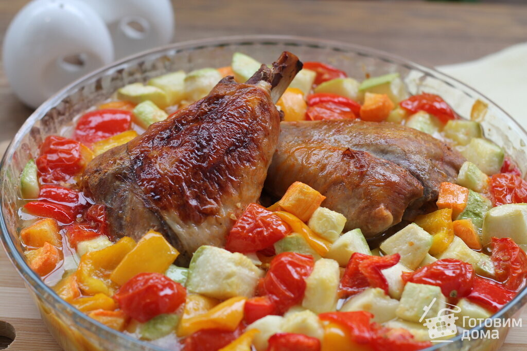 второе блюдо индейка с овощами. индейка с овощами. индейка с овощами в духовке. мясо индейки с овощами в духовке. индейка запеченная в духовке с овощами.