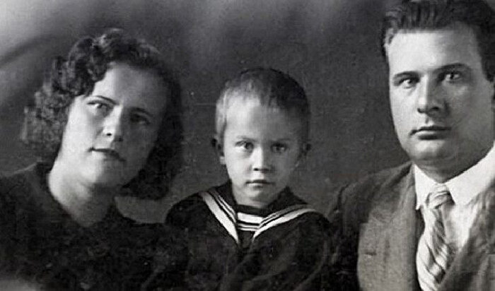Вячеслав Тихонов с родителями