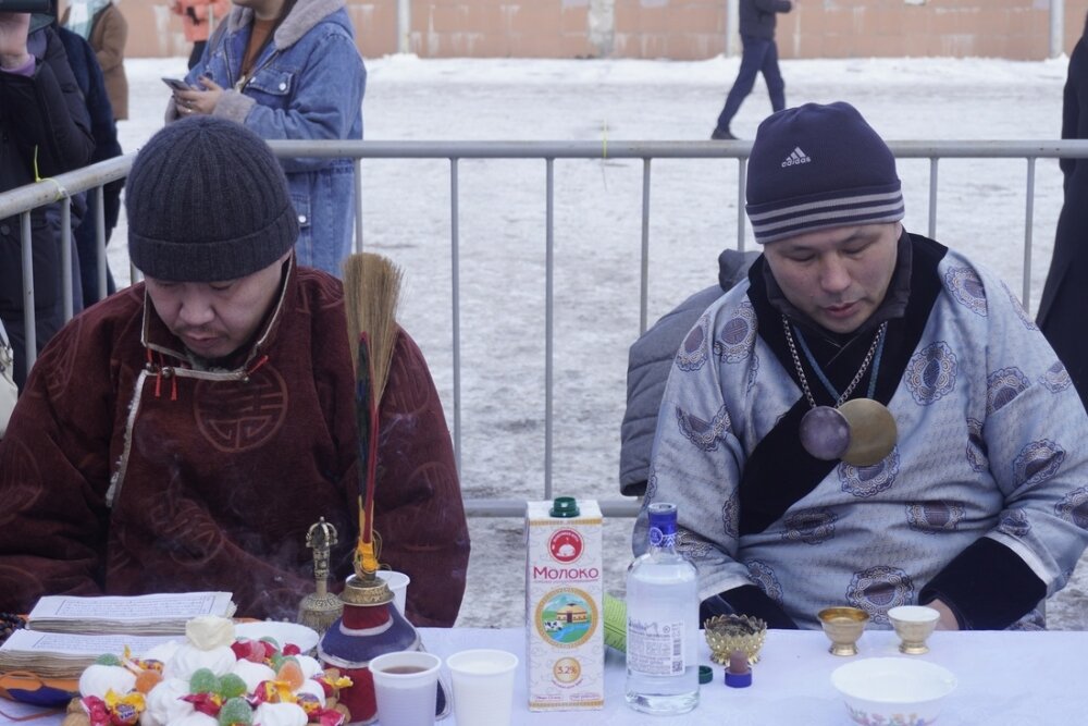    Лама прочитал молитву и сделал подношения. А шаман умилостивил духов белой пищей. Фото: Центр культуры коренных народов Прибайкалья