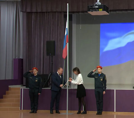 Церемония поднятие флага в образовательном учреждении.