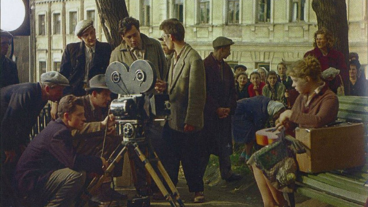  Старые фотографии со съемок любимых фильмов. Просматривая их, невольно вспоминаешь и сам фильм, и актеров, которые в нем играли. Да и себя в то время, когда ты посмотрел (а) это кино впервые.-5