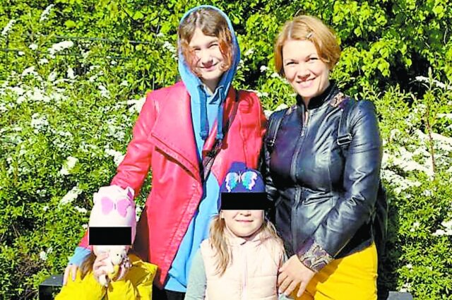    Глядя на Веронику (слева на фото с Ольгой и сводными сёстрами), трудно поверить, что свои первые годы она провела в собачьей будке. Фото из семейного архива