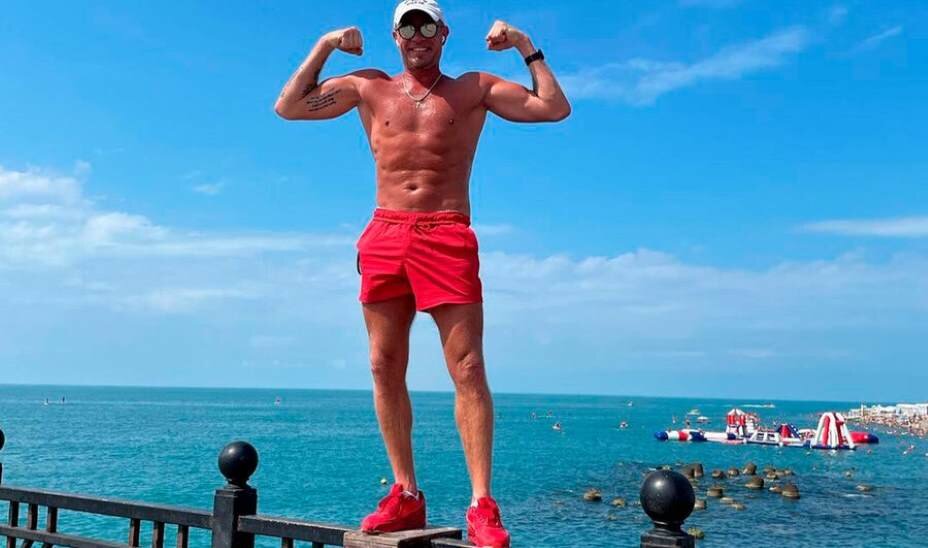    Фигурист Роман Костомаров перенес несколько операций и продолжает бороться за жизнь. Фото: Соцсети Романа Костомарова