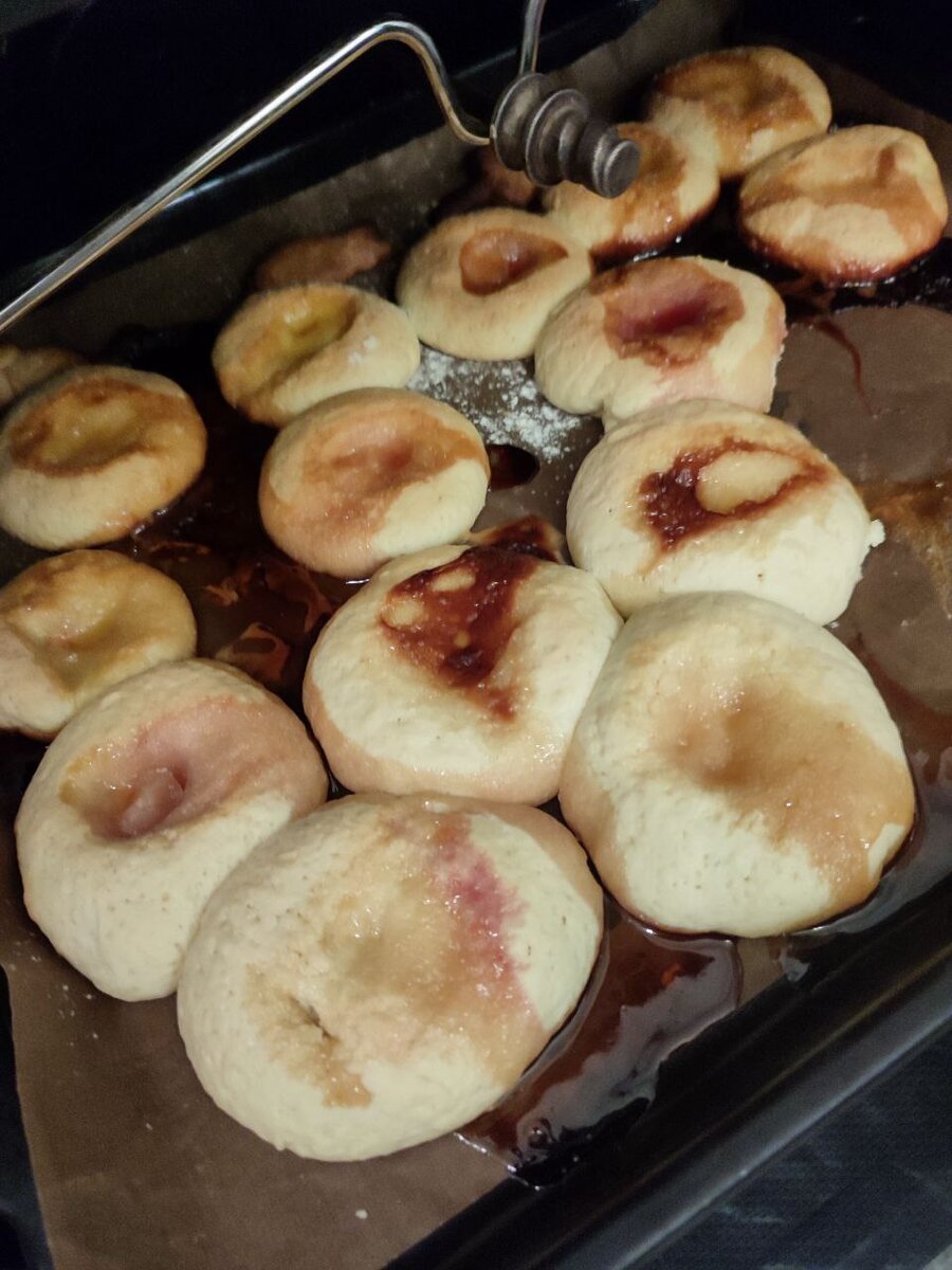 А тут еще сноха с руками, откуда надо - и печенья, и сырники) Я так и не научилась, да и с мукой мне работать нельзя. Поэтому всегда рада таким гостям.