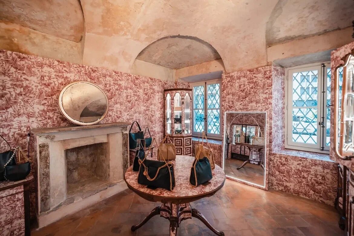 Даже свой шоурум в Милане она украсила обоями с узнаваемым  грибным принтом. На столе – сумки из грибной кожи.