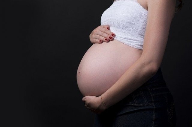 Можно ли гладить живот при беременности?
