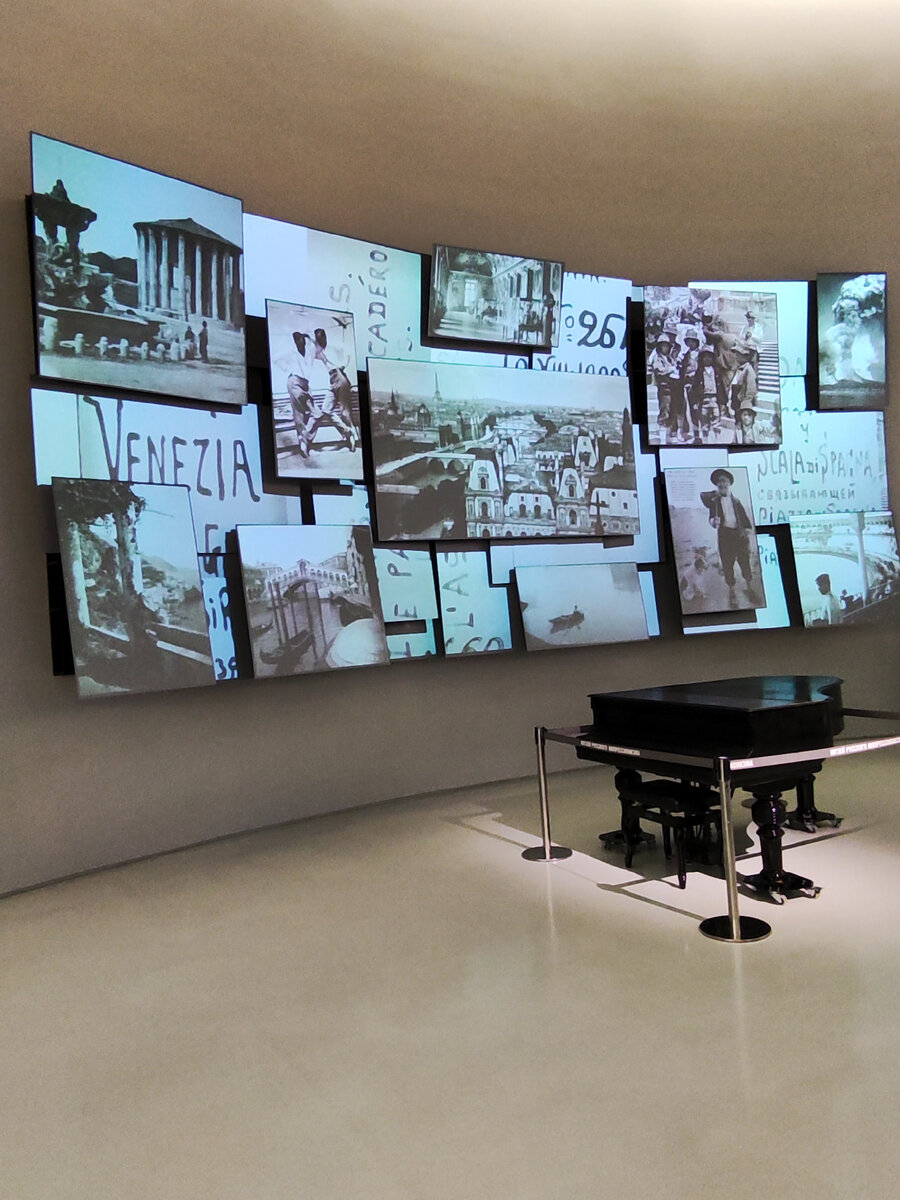 На входе в музей привлекает внимание мультимедийный стенд.