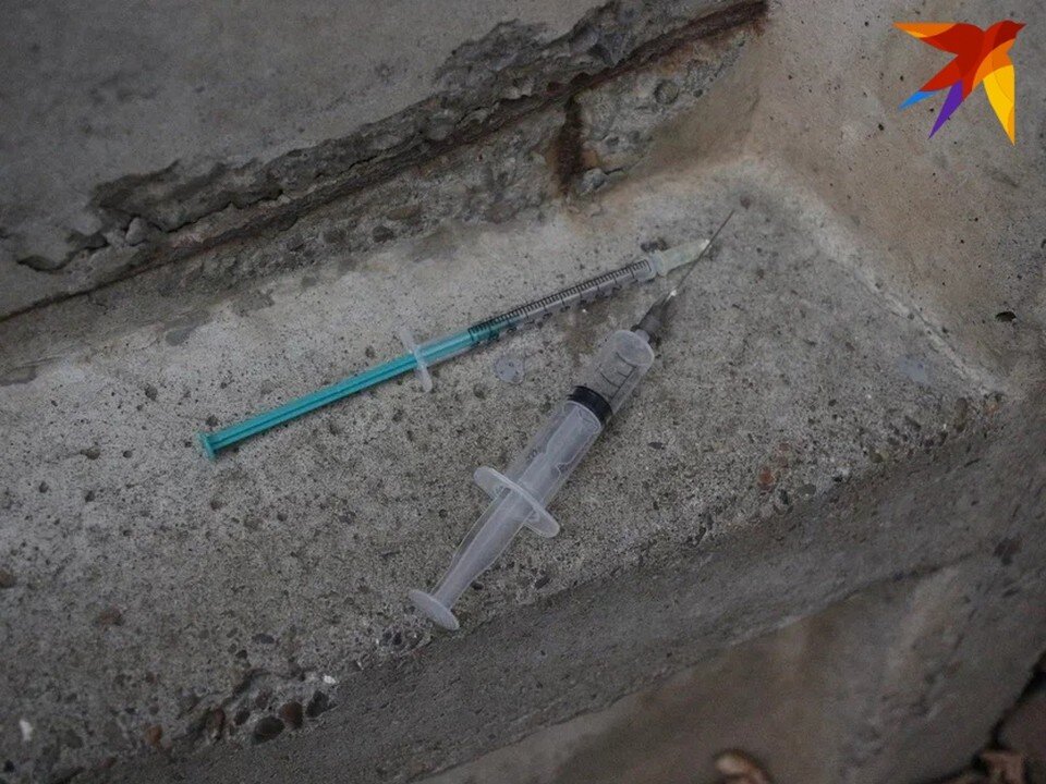     В квартире полицейские нашли шприцы и наркотики  Архив КП