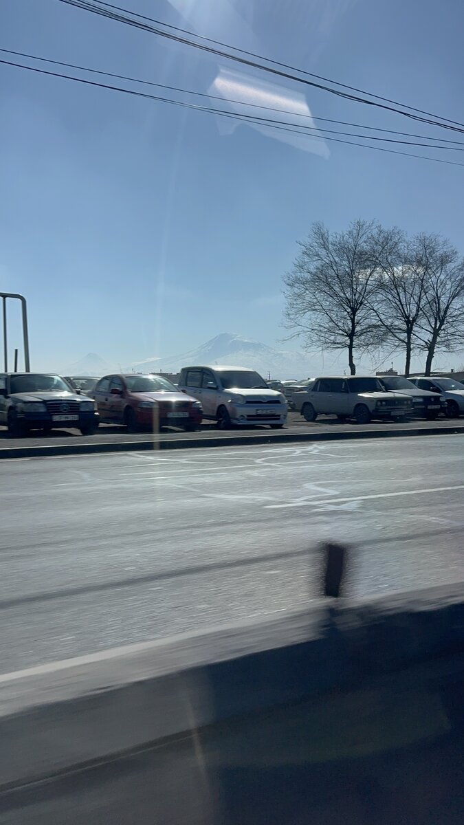 По пути в аэропорт на такси. Водитель даже предложил где-нибудь остановиться, чтобы я сделала красивые фото гор. Но я очень спешила в тот раз.