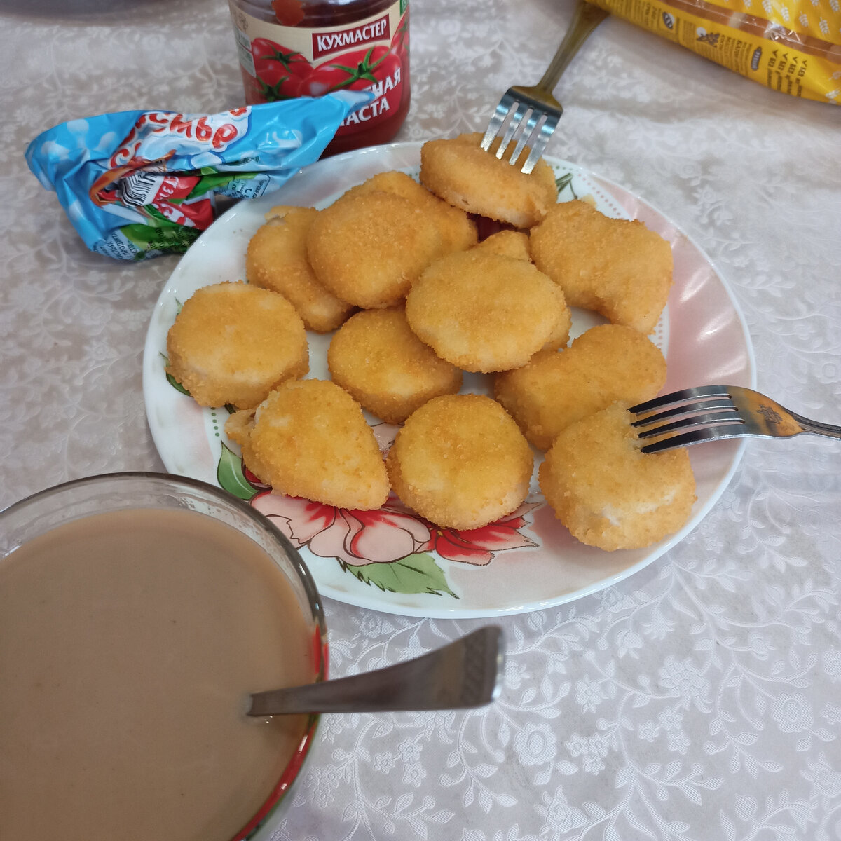 Утро понедельника. Обожаю томатную пасту. Ем ложками.