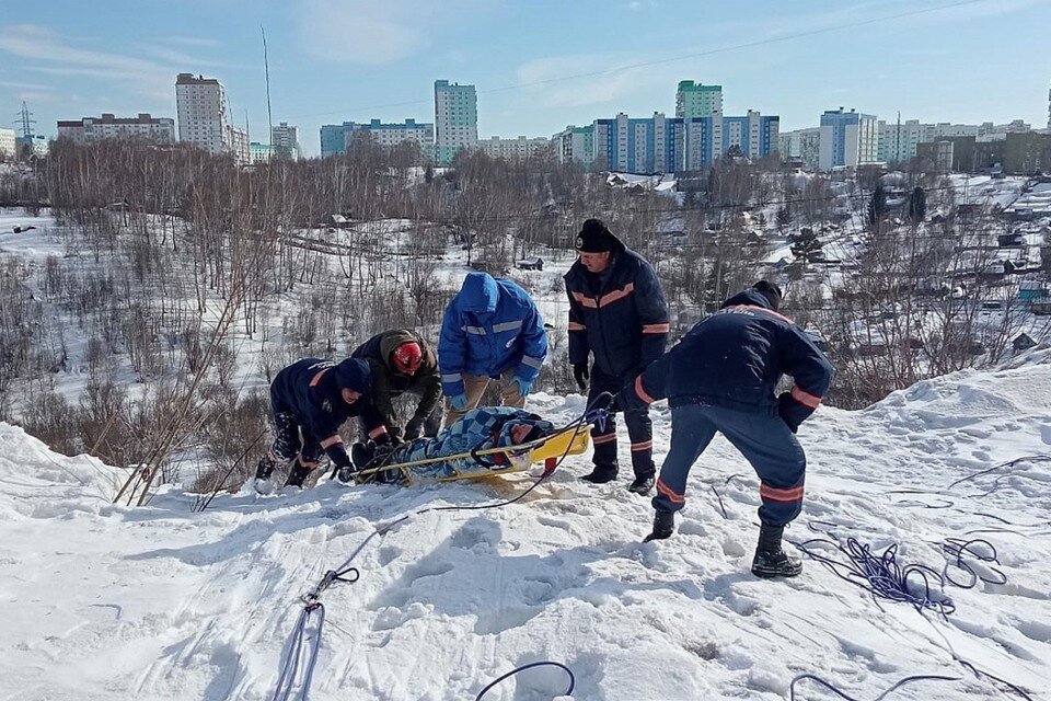     В Новосибирске прохожие нашли в овраге лежащего на снегу лыжника. Фото: Спасатели МАСС.