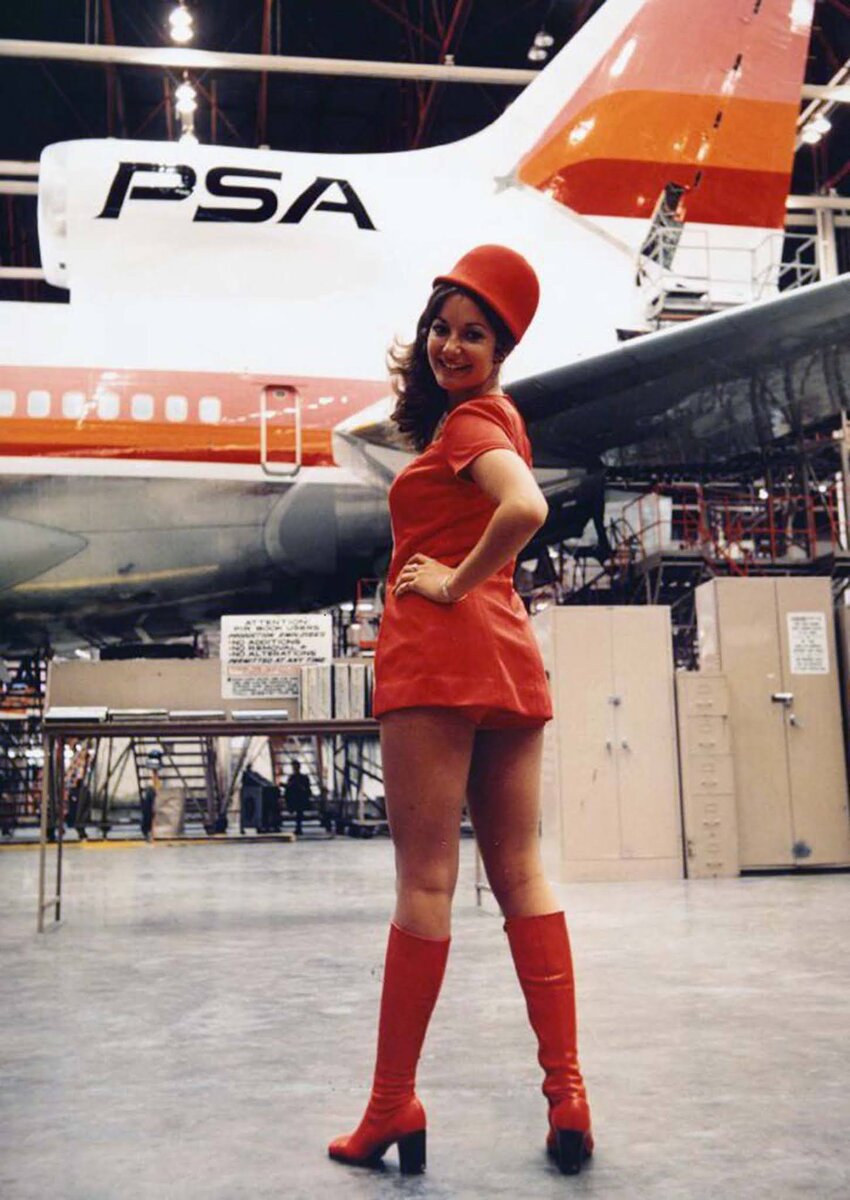 Бортпроводник Pacific Southwest Airlines в мини-юбке и сапогах go-go
