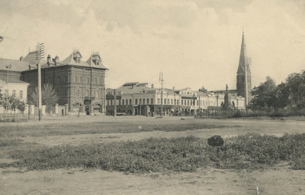 Саратов, Большая Московская гостиница. Фото из интернета. Никаких гарантий, что Швецовы останавливались тут, но это фото кажется нам очень характерным для Саратова. Это был большой город с широкими улицами и красивой архитектурой. 
