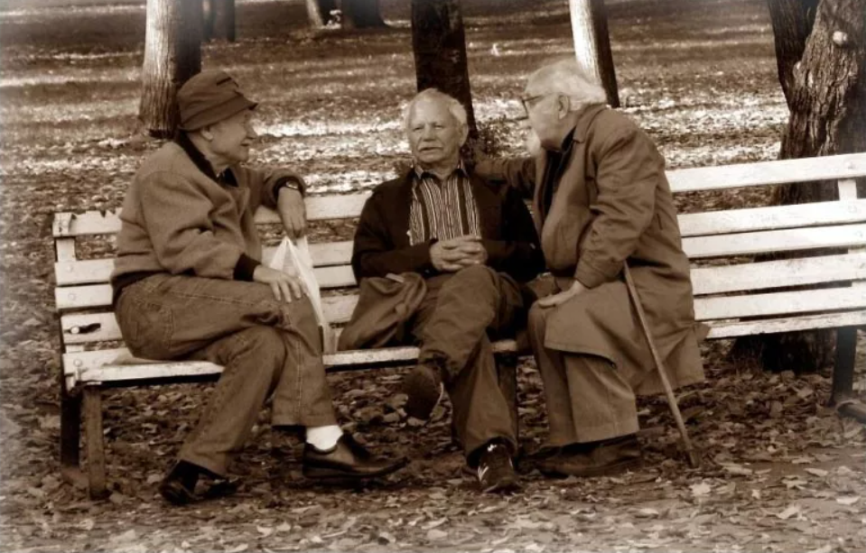 Есть три деда. Два старика на лавочке. Старичок на скамейке. Старик на скамейке. Старики сидят на лавочке.