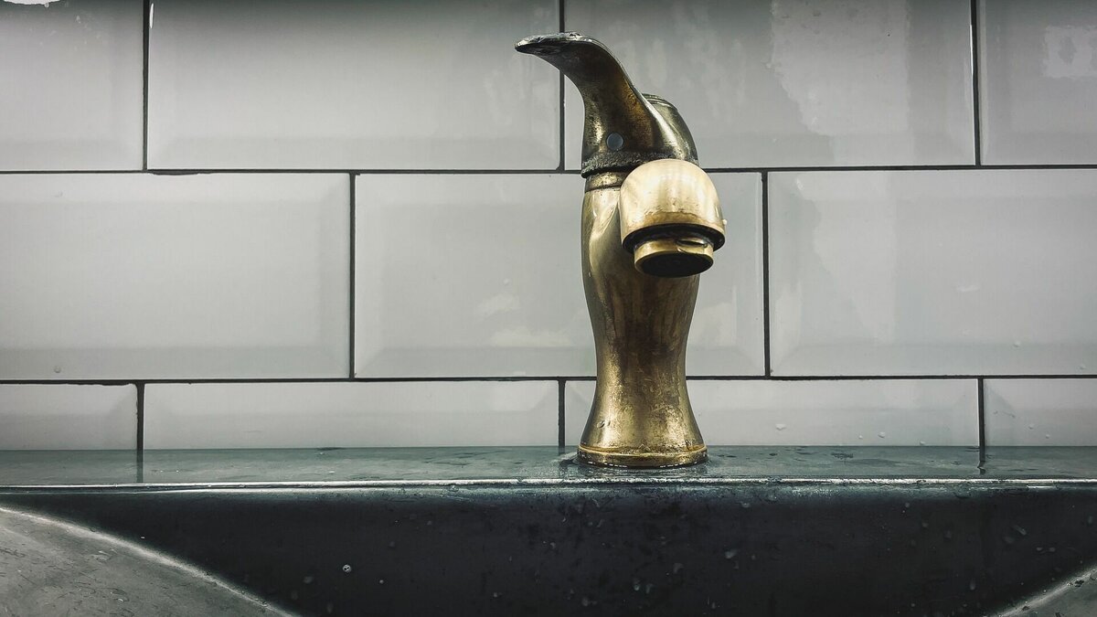     В Камбарке жители 1 702 домов остались без холодной воды из-за коммунальной аварии.