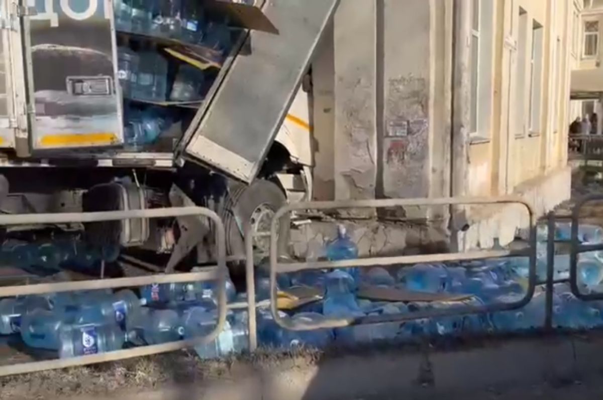    Грузовик, груженный бутылями с водой, влетел в здание поликлиники в Миассе