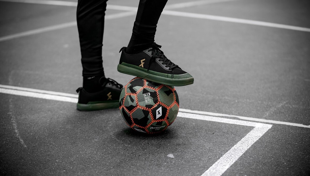 Ball street. Мяч для уличного футбола. Уличный футбол. Street Soccer мяч. Nike Street Ball обувь.