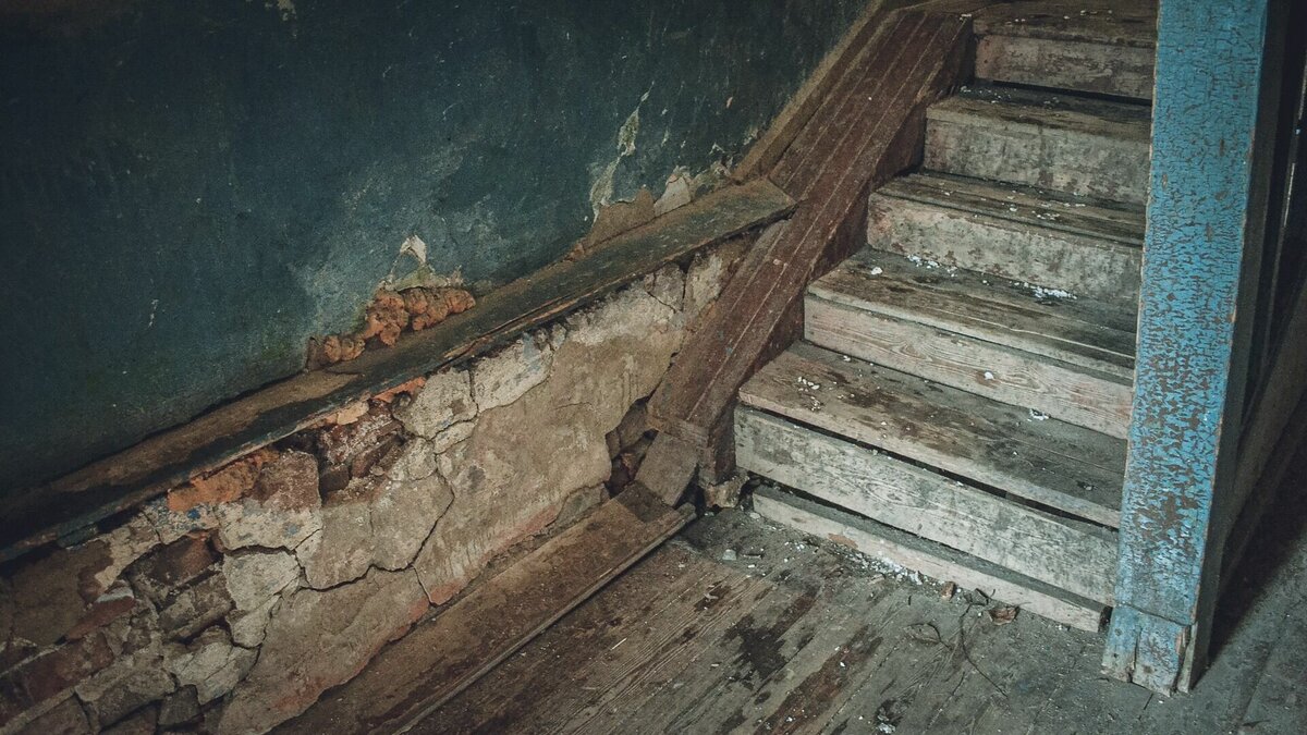     В рамках муниципальной программы «Снос ветхих и аварийных строений в городе Советская Гавань» администрация зачищает от брошенных и аварийных строений участки в разных частях города.