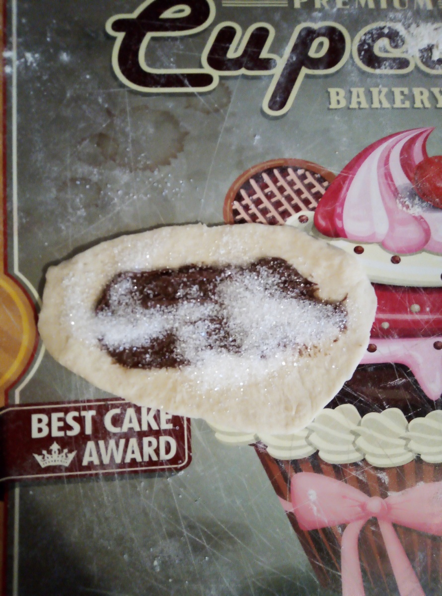 Овал посыпаем сахаром или промазываем шоколадом