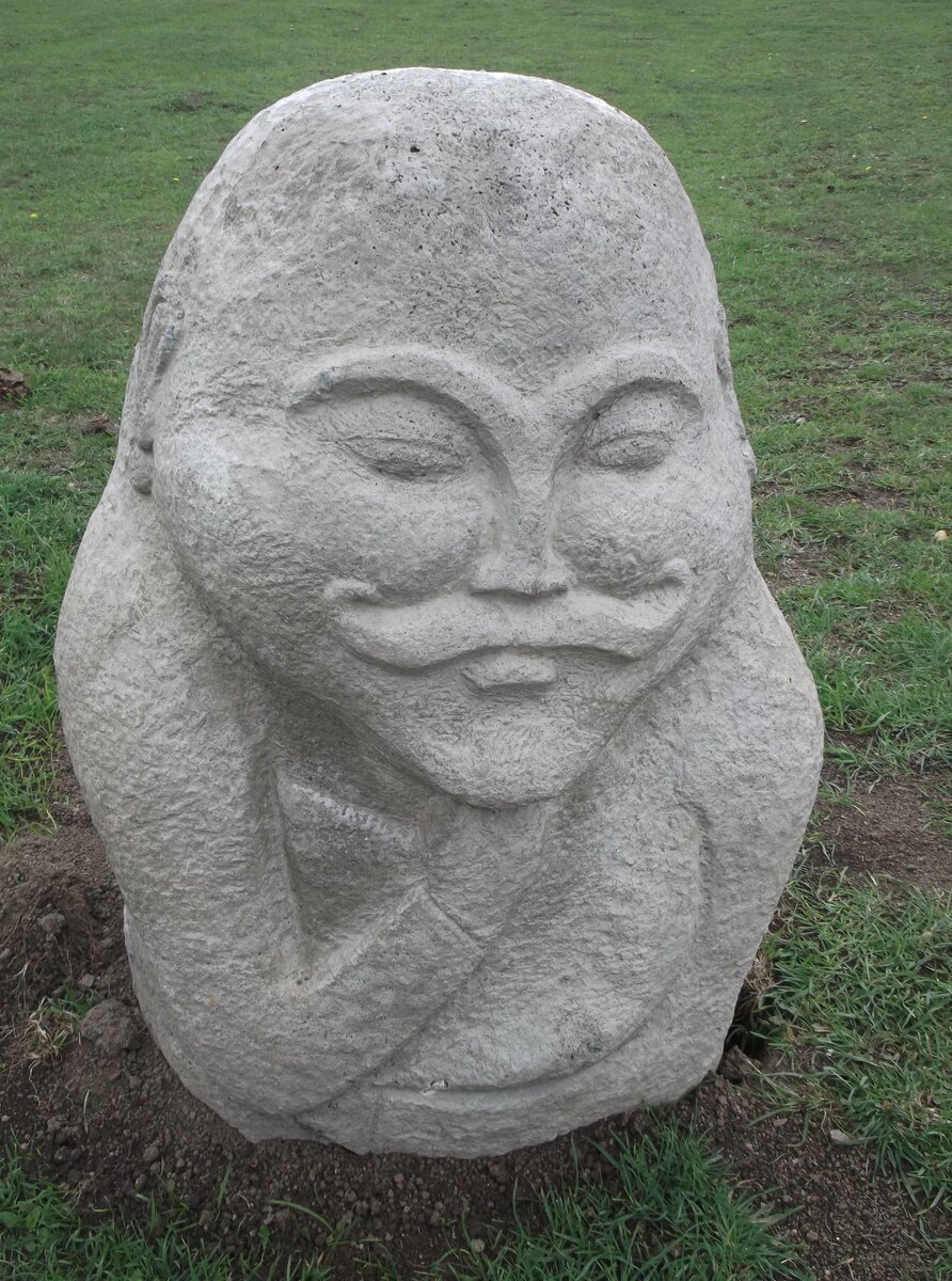 Каменная фигура