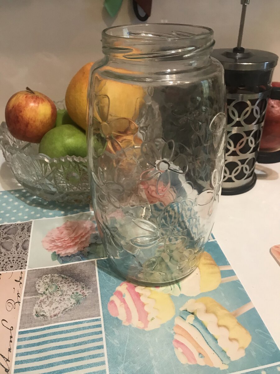 Берем глубокую посуду из которой не будет выплескиваться жидкость при работе блендера.