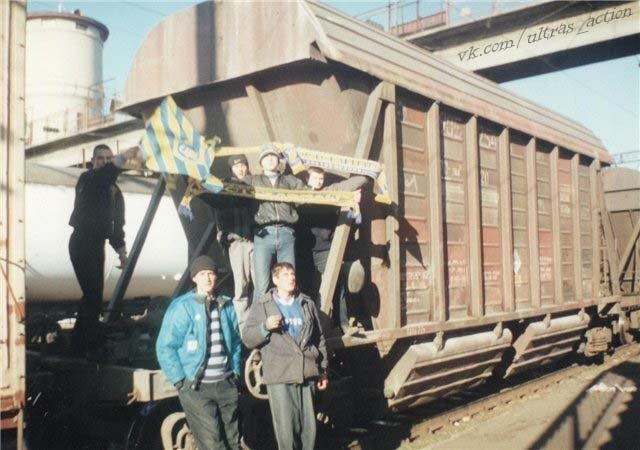 Фанаты «Ростсельмаша» по дороге в Москву на матч против «Локомотива» в 1999 году. На фоне своего главного средства передвижения.