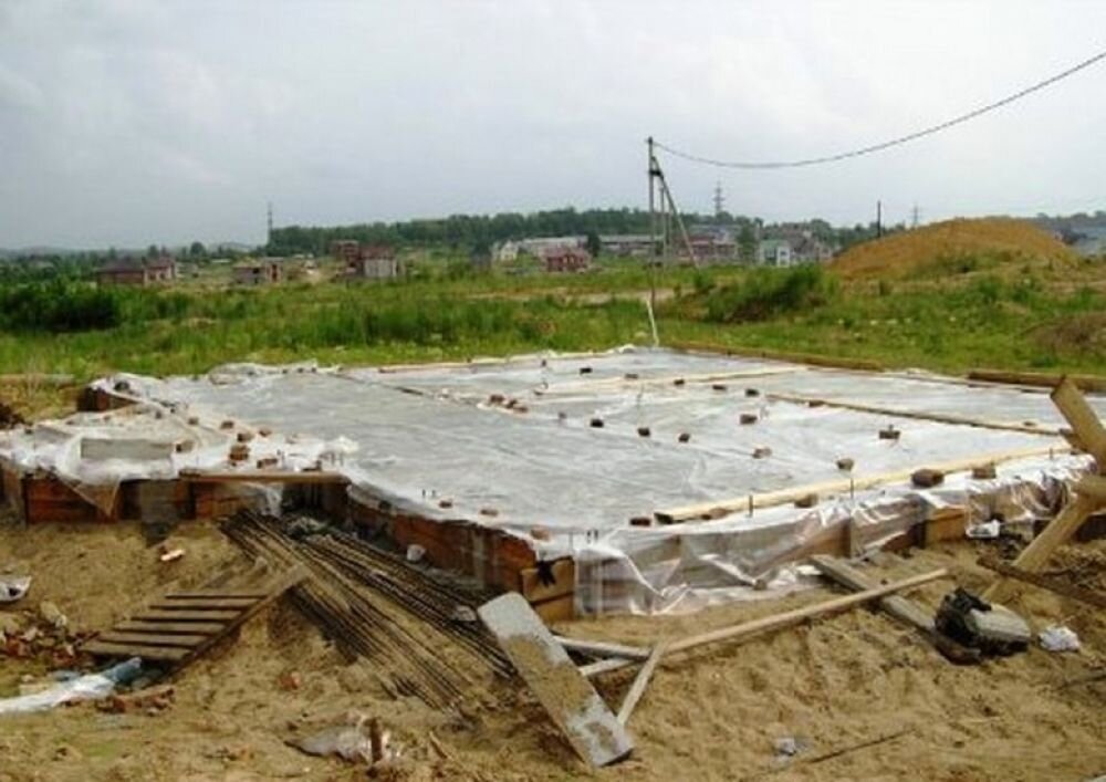 Нужно ли закрывать фундамент на зиму. Консервация фундамента на зиму. Консервация фундамента на зиму. Укрытие фундамента. Консервация ленточного фундамента на зиму.