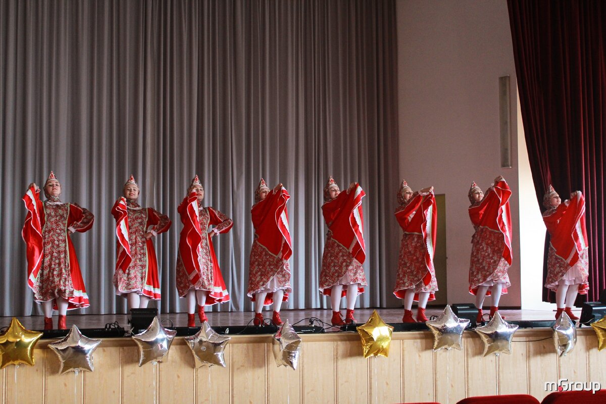 Присядка — русский народный танец
Зародилась эта популярная пляска в далеком 1113 г. в Киеве после смерти великого князя Святополка. Считается, что название русского народного танца такого типа родилось благодаря каменщику Петру Присядка, который, работая на корточках, не разгибаясь по многу часов, выходил на улицу и подскакивал, разминая затекшие за трудовой день ноги. Однажды, будучи в Киеве по приглашению со своей свитой, Владимир Мономах проезжал по городу и сразу заметил необычные движения Петра, обратившись с вопросом к тогдашнему митрополиту Никифору. Уже спустя несколько дней никому не известный ранее каменщик танцевал перед самим великим князем, развлекая его круглые сутки. Эта пляска, иногда именуемая как «Под-Присядка», приобрела в древнем Киеве большую популярность и дошла до современных времен практически неизменной, сохранив свой основной набор движений. Зачастую именно с присядкой иностранцы ассоциируют русские народные танцы, названия которых они пусть и не знают, но могут отличить их по самобытности и широте подачи.
