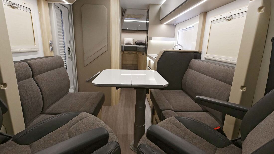 Вид на салон автодома из кабины