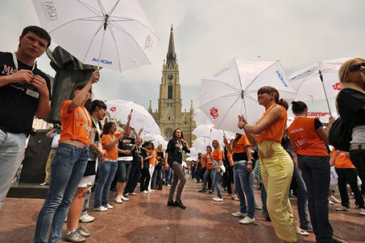 Так гуляют выпускники по городу