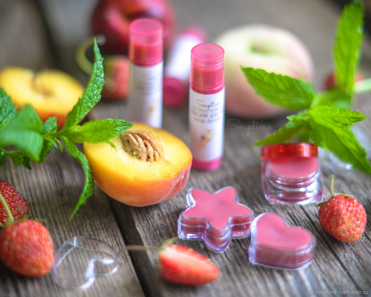 Бальзам для губ можно сделать самостоятельно. Для этого понадобится горсть жевательных резинок, пара капель вазелина и любой понравившийся пищевой краситель. Всё это нужно тщательным образом перемешать, растопить в микроволновке, а затем разлить по удобным ёмкостям и баночкам, после чего отправить в морозилку. 