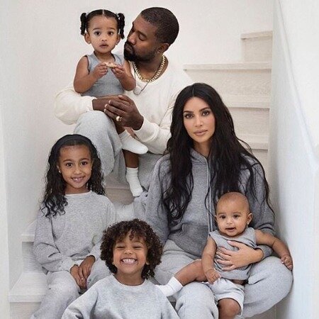Канье Уэст с женой Ким Кардашьян и их детьми