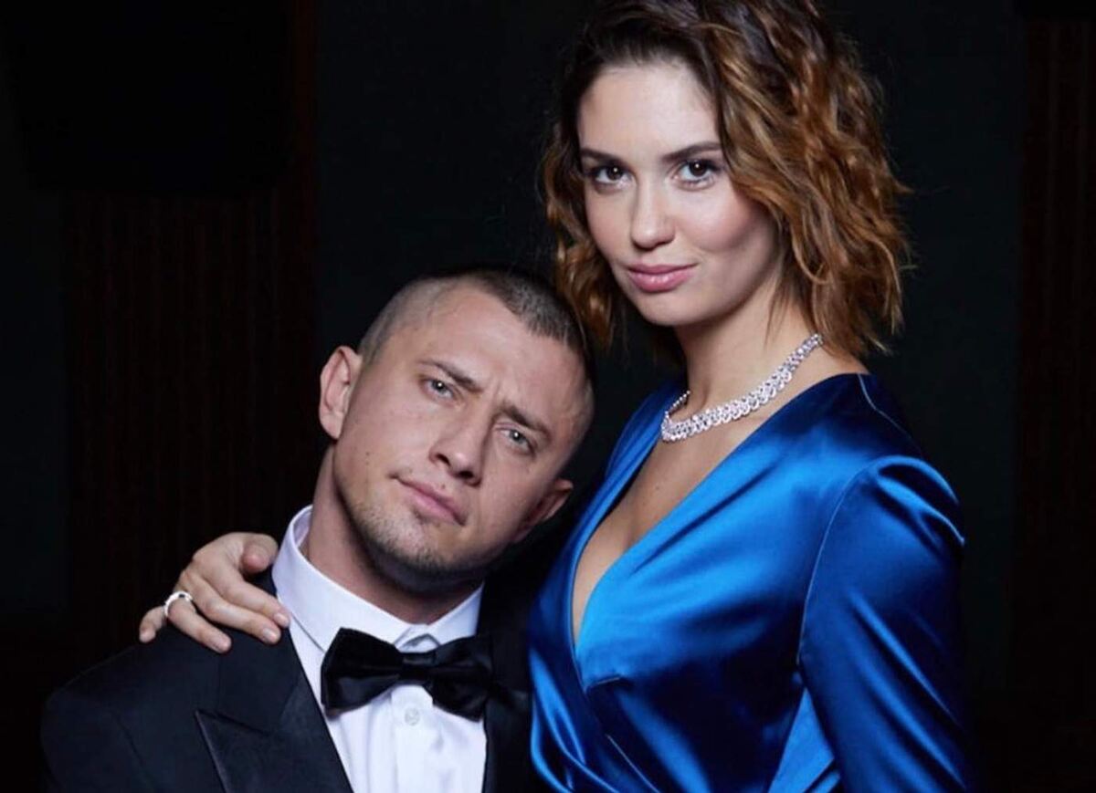 Агата и Павел познакомились на съемках сериала "Закрытая школа" и с тех пор актеры вместе. За эти десять лет у пары родились сын Тимофей и дочь Мия. По словам Агаты, несмотря на не самый спокойный и цивилизованный развод, она не собирается препятствовать общению детей с отцом. Например, сейчас дети проводят время по очереди с мамой и папой. Фото с ресурса super.ru