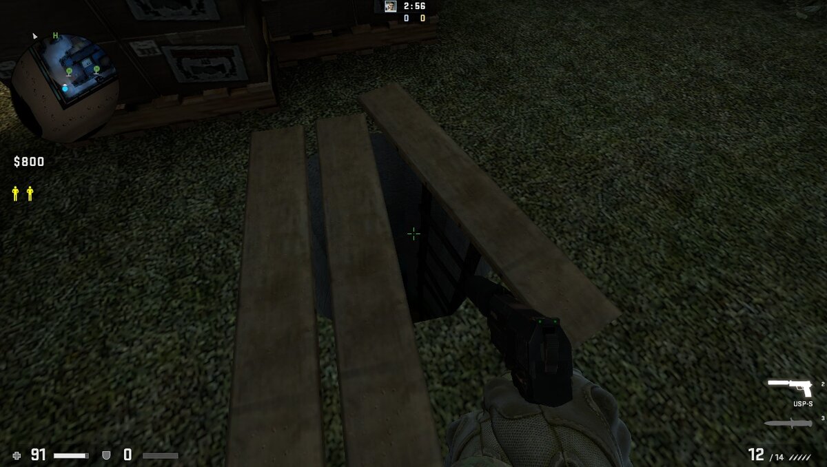 Выход из "кишки" около дома. Теперь он заделан досками и выйти из него без шума не получится.