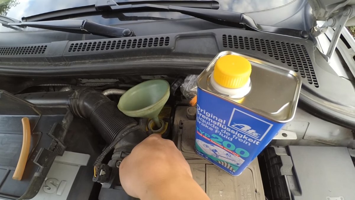 воронка в бачке тормозной жидкости