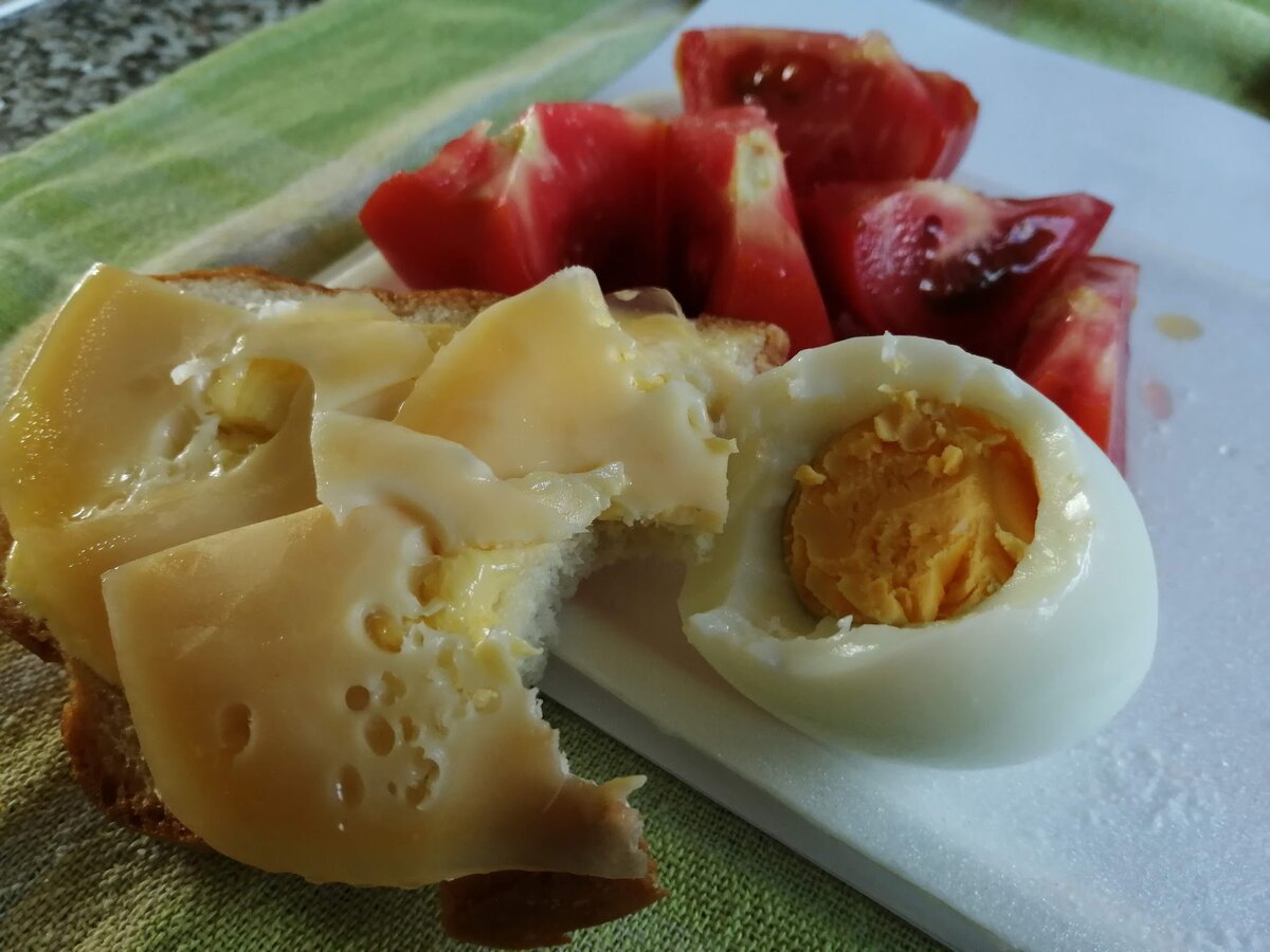 Мой завтрак в поезде вызвал немало споров. Речь и об эстетике фото, и о запахе. Фото Светы Давыдовой